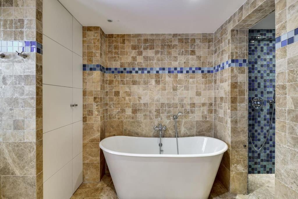 Big Stylish And Modern Apartment In Madrid Centre Exterior foto
